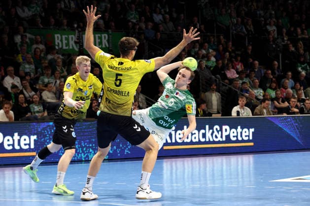 DEU, DHB, 1.HBL, Fuechse Berlin vs. TVB Stuttgart, 15.02.2026, Max-Schmeling-Halle, Berlin, DEU, DHB, 1.HBL, Fuechse Berlin vs. TVB Stuttgart, im Bild Tobias Grondahl (Fuechse Berlin 15), Antonio Serradilla(Stuttgart 5), Torben Matzken (Stuttgart 22)