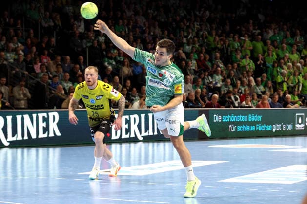 DEU, DHB, 1.HBL, Fuechse Berlin vs. TVB Stuttgart, 15.02.2026, Max-Schmeling-Halle, Berlin, DEU, DHB, 1.HBL, Fuechse Berlin vs. TVB Stuttgart, im Bild Freiwurf von Tim Freihoefer (Fuechse Berlin 19), Patrick Zieker (Stuttgart 25)
