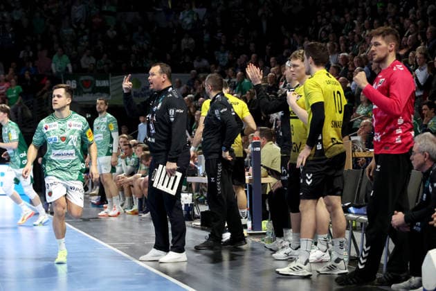DEU, DHB, 1.HBL, Fuechse Berlin vs. TVB Stuttgart, 15.02.2026, Max-Schmeling-Halle, Berlin, DEU, DHB, 1.HBL, Fuechse Berlin vs. TVB Stuttgart, im Bild Cheftrainer Misha Kaufmann (Stuttgart), Stuttgarter-Spielerbank, Tim Freihoefer (Fuechse Berlin 19)