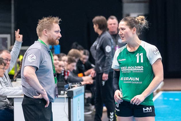 Christian Denk (SG 09 Kirchhof, Trainer) im Gespraech mit Chantal Reimbold (SG 09 Kirchhof, 11). TSV Bayer 04 Leverkusen vs. SG 09 Kirchhof, Handball, ALSCO Handballbundesliga Frauen, 18. Spieltag, Saison 2025 2026, 15.02.2026 TSV Bayer 04 Leverkusen vs. SG 09 Kirchhof, Handball, ALSCO Handballbundesliga Frauen, 18. Spieltag, Saison 2025 2026, 15.02.2026 Leverkusen Copyright: xEibner-Pressefoto ThomasxHaeslerx EP_THR
