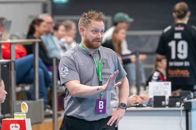 Christian Denk (SG 09 Kirchhof, Trainer) gibt seiner Mannschaft Anweisungen. TSV Bayer 04 Leverkusen vs. SG 09 Kirchhof, Handball, ALSCO Handballbundesliga Frauen, 18. Spieltag, Saison 2025 2026, 15.02.2026 TSV Bayer 04 Leverkusen vs. SG 09 Kirchhof, Handball, ALSCO Handballbundesliga Frauen, 18. Spieltag, Saison 2025 2026, 15.02.2026 Leverkusen Copyright: xEibner-Pressefoto ThomasxHaeslerx EP_THR
