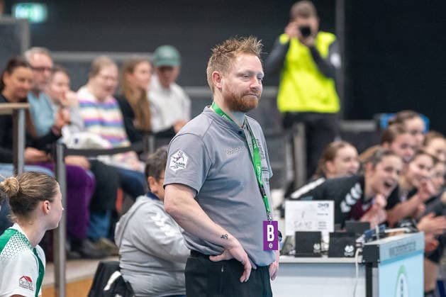 Christian Denk (SG 09 Kirchhof, Trainer) ist ratlos. TSV Bayer 04 Leverkusen vs. SG 09 Kirchhof, Handball, ALSCO Handballbundesliga Frauen, 18. Spieltag, Saison 2025 2026, 15.02.2026 TSV Bayer 04 Leverkusen vs. SG 09 Kirchhof, Handball, ALSCO Handballbundesliga Frauen, 18. Spieltag, Saison 2025 2026, 15.02.2026 Leverkusen Copyright: xEibner-Pressefoto ThomasxHaeslerx EP_THR