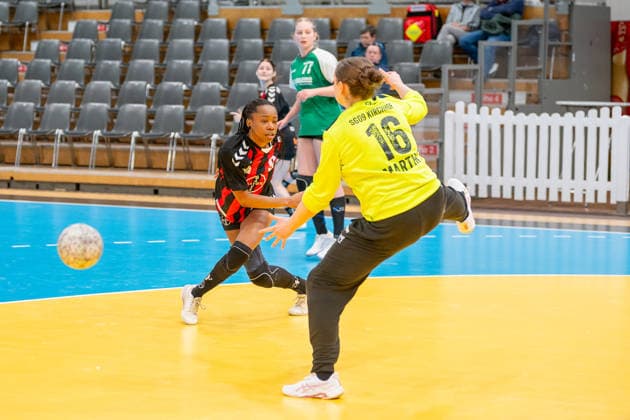 Jessy Marlonne Souza (TSV Bayer 04 Leverkusen, 09) scheitert an Charlotta Martin (SG 09 Kirchhof, 16). TSV Bayer 04 Leverkusen vs. SG 09 Kirchhof, Handball, ALSCO Handballbundesliga Frauen, 18. Spieltag, Saison 2025 2026, 15.02.2026 TSV Bayer 04 Leverkusen vs. SG 09 Kirchhof, Handball, ALSCO Handballbundesliga Frauen, 18. Spieltag, Saison 2025 2026, 15.02.2026 Leverkusen Copyright: xEibner-Pressefoto ThomasxHaeslerx EP_THR