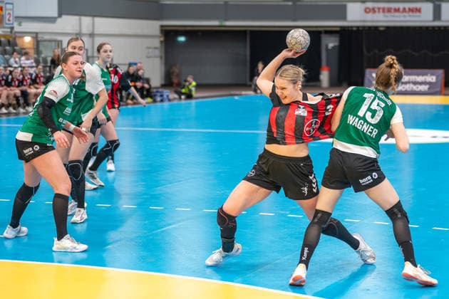Zweikampf zwischen Annika Ingenpass (TSV Bayer 04 Leverkusen, 02) und Juliana Wagner (SG 09 Kirchhof, 15). TSV Bayer 04 Leverkusen vs. SG 09 Kirchhof, Handball, ALSCO Handballbundesliga Frauen, 18. Spieltag, Saison 2025 2026, 15.02.2026 TSV Bayer 04 Leverkusen vs. SG 09 Kirchhof, Handball, ALSCO Handballbundesliga Frauen, 18. Spieltag, Saison 2025 2026, 15.02.2026 Leverkusen Copyright: xEibner-Pressefoto ThomasxHaeslerx EP_THR