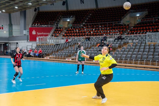 Dana Gruner (TSV Bayer 04 Leverkusen, 03) verwandelt einen Heber gegen Lena Schmid (SG 09 Kirchhof, 99). TSV Bayer 04 Leverkusen vs. SG 09 Kirchhof, Handball, ALSCO Handballbundesliga Frauen, 18. Spieltag, Saison 2025 2026, 15.02.2026 TSV Bayer 04 Leverkusen vs. SG 09 Kirchhof, Handball, ALSCO Handballbundesliga Frauen, 18. Spieltag, Saison 2025 2026, 15.02.2026 Leverkusen Copyright: xEibner-Pressefoto ThomasxHaeslerx EP_THR
