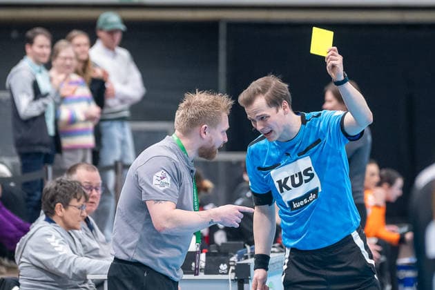 Christian Denk (SG 09 Kirchhof, Trainer) bekommt die Gelbe Karte. TSV Bayer 04 Leverkusen vs. SG 09 Kirchhof, Handball, ALSCO Handballbundesliga Frauen, 18. Spieltag, Saison 2025 2026, 15.02.2026 TSV Bayer 04 Leverkusen vs. SG 09 Kirchhof, Handball, ALSCO Handballbundesliga Frauen, 18. Spieltag, Saison 2025 2026, 15.02.2026 Leverkusen Copyright: xEibner-Pressefoto ThomasxHaeslerx EP_THR
