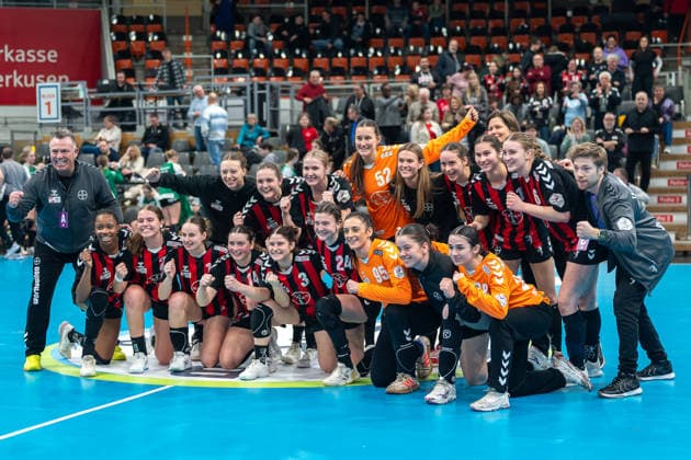 Die Mannschaft aus Leverkusen feiert ihren Sieg. TSV Bayer 04 Leverkusen vs. SG 09 Kirchhof, Handball, ALSCO Handballbundesliga Frauen, 18. Spieltag, Saison 2025 2026, 15.02.2026 TSV Bayer 04 Leverkusen vs. SG 09 Kirchhof, Handball, ALSCO Handballbundesliga Frauen, 18. Spieltag, Saison 2025 2026, 15.02.2026 Leverkusen Copyright: xEibner-Pressefoto ThomasxHaeslerx EP_THR