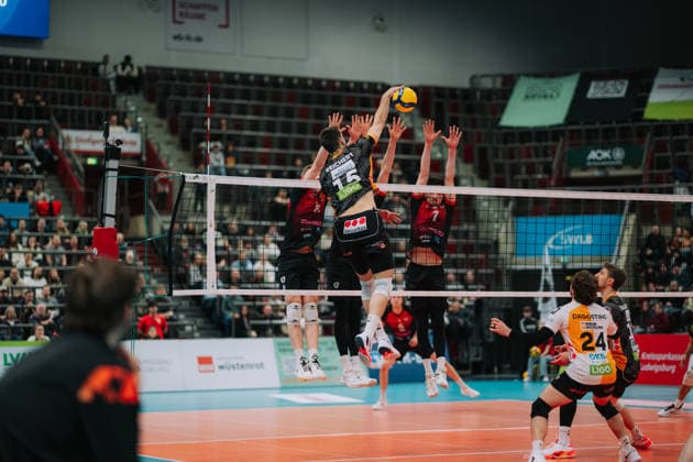 Angriff von Moritz Reichert (Berlin Recycling Volleys, 15) gegen den Block von den Barock Volleys MTV Ludwigsburg, Barock Volleys MTV Ludwigsburg vs. Berlin Recycling Volleys, Volleyball, 1. Bundesliga, 22. Spieltag, Saison 2025 2026, 15.02.2026, Barock Volleys MTV Ludwigsburg vs. Berlin Recycling Volleys, Volleyball, 1. Bundesliga, 22. Spieltag, Saison 2025 2026, 15.02.2026, Ludwigsburg Copyright: xEibner-Pressefoto LarsxNeumannx EP_LNN