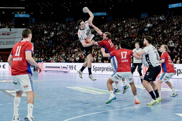 Deutschland: Handball-Bundesliga, DAIKIN HBL 2025 26, 21. Spieltag Handball Verein Hamburg vs Flensburg-Handewitt Barclays Arena (Hamburg): Nicolaj Jörgensen (HSV Hamburg, 11), Niklas Weller (HSV Hamburg, 13), Kaj Geenen (HSV Hamburg, 17), Johannes Golla (SG Flensburg-Handewitt, 4), Lasse Möller (SG Flensburg-Handewitt, 64), Niclas Kirkelökke (SG Flensburg-Handewitt, 5) Copyright: xStefanxTrochax