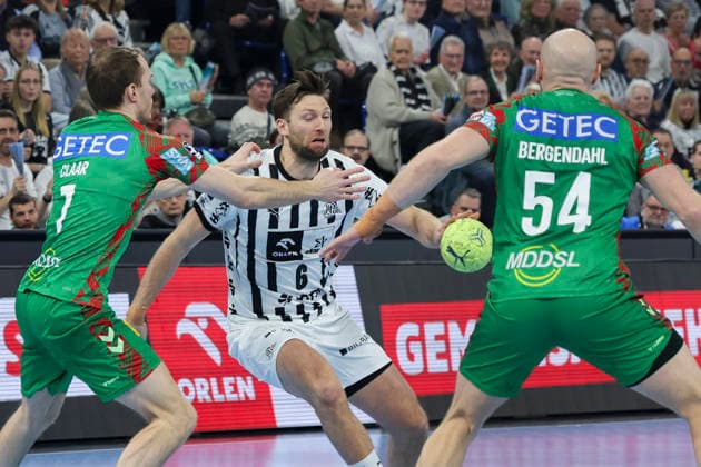 Felix Claar (SC Magdeburg), Harald Reinkind (THW Kiel) und Oscar Bergendahl (SC Magdeburg) kaempfen um den Ball, DAIKIN Handball Bundesliga, THW Kiel v SC Magdeburg, Wunderino Arena am 15. February 2026 in Kiel, Deutschland. (Foto von Marco Steinbrenner DeFodi Images) Felix Claar (SC Magdeburg), Harald Reinkind (THW Kiel) und Oscar Bergendahl (SC Magdeburg) battle for the ball, DAIKIN Handball Bundesliga, THW Kiel v SC Magdeburg, Wunderino Arena, February 15, 2026 in Kiel, Germany. (Photo by Marco Steinbrenner DeFodi Images) -