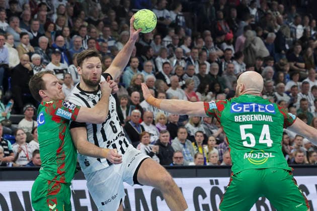 Felix Claar (SC Magdeburg), Harald Reinkind (THW Kiel) und Oscar Bergendahl (SC Magdeburg) kaempfen um den Ball, DAIKIN Handball Bundesliga, THW Kiel v SC Magdeburg, Wunderino Arena am 15. February 2026 in Kiel, Deutschland. (Foto von Marco Steinbrenner DeFodi Images) Felix Claar (SC Magdeburg), Harald Reinkind (THW Kiel) und Oscar Bergendahl (SC Magdeburg) battle for the ball, DAIKIN Handball Bundesliga, THW Kiel v SC Magdeburg, Wunderino Arena, February 15, 2026 in Kiel, Germany. (Photo by Marco Steinbrenner DeFodi Images) -