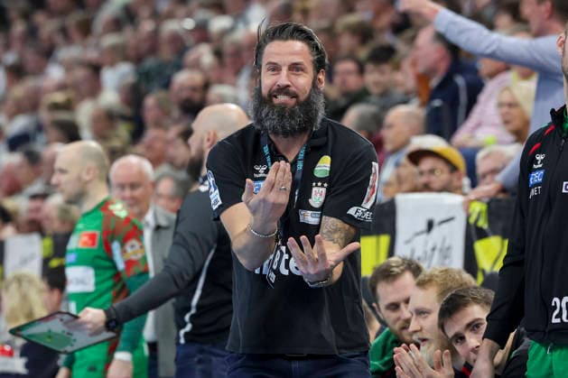 Trainer Bennet Wiegert (SC Magdeburg) schaut enttaeuscht, DAIKIN Handball Bundesliga, THW Kiel v SC Magdeburg, Wunderino Arena am 15. February 2026 in Kiel, Deutschland. (Foto von Marco Steinbrenner DeFodi Images) Trainer Bennet Wiegert (SC Magdeburg) looks dejected, DAIKIN Handball Bundesliga, THW Kiel v SC Magdeburg, Wunderino Arena, February 15, 2026 in Kiel, Germany. (Photo by Marco Steinbrenner DeFodi Images) -