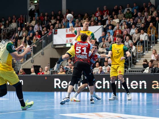 Niclas Pieczkowski (VfL Eintracht Hagen, 14) beim Torwurf gegen Luka Sokolic (HSG Nordhorn Lingen, 51) HSG Nordhorn Lingen vs. VfL Eintracht Hagen, Handball, 2. Bundesliga, 19. Spieltag, Saison 2025 2026, 15.02.2026 HSG Nordhorn Lingen vs. VfL Eintracht Hagen, Handball, 2. Bundesliga, 19. Spieltag, Saison 2025 2026, 15.02.2026 Lingen (Ems) Copyright: xEibner-Pressefoto DamianxKruczynx EP_DKI