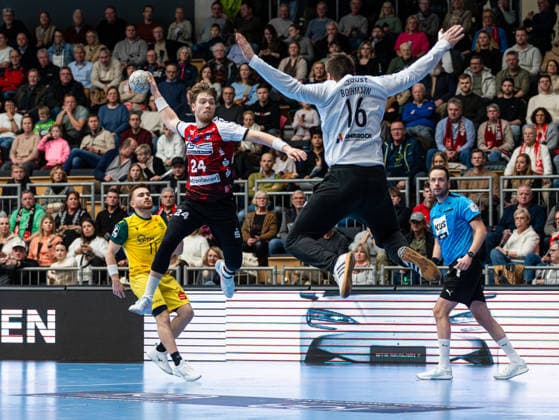 Elias Ruddatt (HSG Nordhorn Lingen, 24) beim Torwurf gegen Pascal Bochmann (VfL Eintracht Hagen, 16) HSG Nordhorn Lingen vs. VfL Eintracht Hagen, Handball, 2. Bundesliga, 19. Spieltag, Saison 2025 2026, 15.02.2026 HSG Nordhorn Lingen vs. VfL Eintracht Hagen, Handball, 2. Bundesliga, 19. Spieltag, Saison 2025 2026, 15.02.2026 Lingen (Ems) Copyright: xEibner-Pressefoto DamianxKruczynx EP_DKI