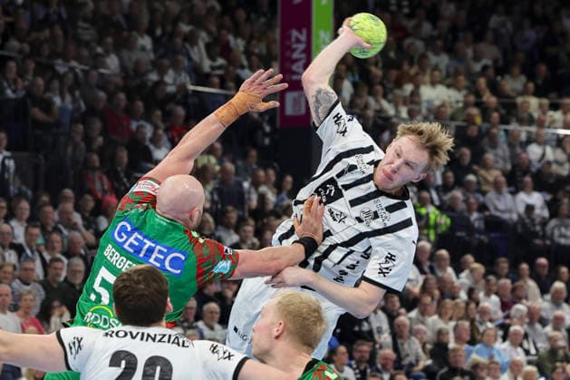 Lukas Laube (THW Kiel), Oscar Bergendahl (SC Magdeburg), Magnus Saugstrup (SC Magdeburg) und Eric Johansson (THW Kiel) kaempfen um den Ball, DAIKIN Handball Bundesliga, THW Kiel v SC Magdeburg, Wunderino Arena am 15. February 2026 in Kiel, Deutschland. (Foto von Marco Steinbrenner DeFodi Images) Lukas Laube (THW Kiel), Oscar Bergendahl (SC Magdeburg), Magnus Saugstrup (SC Magdeburg) und Eric Johansson (THW Kiel) battle for the ball, DAIKIN Handball Bundesliga, THW Kiel v SC Magdeburg, Wunderino Arena, February 15, 2026 in Kiel, Germany. (Photo by Marco Steinbrenner DeFodi Images) -