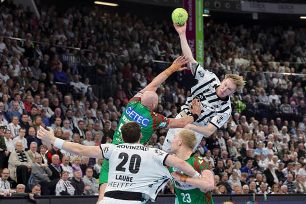 Lukas Laube (THW Kiel), Oscar Bergendahl (SC Magdeburg), Magnus Saugstrup (SC Magdeburg) und Eric Johansson (THW Kiel) kaempfen um den Ball, DAIKIN Handball Bundesliga, THW Kiel v SC Magdeburg, Wunderino Arena am 15. February 2026 in Kiel, Deutschland. (Foto von Marco Steinbrenner DeFodi Images) Lukas Laube (THW Kiel), Oscar Bergendahl (SC Magdeburg), Magnus Saugstrup (SC Magdeburg) und Eric Johansson (THW Kiel) battle for the ball, DAIKIN Handball Bundesliga, THW Kiel v SC Magdeburg, Wunderino Arena, February 15, 2026 in Kiel, Germany. (Photo by Marco Steinbrenner DeFodi Images) -