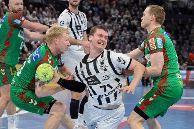 Magnus Saugstrup (SC Magdeburg), Elias Ellefsen a Skipagotu (THW Kiel) und Omar Ingi Magnusson (SC Magdeburg) kaempfen um den Ball, DAIKIN Handball Bundesliga, THW Kiel v SC Magdeburg, Wunderino Arena am 15. February 2026 in Kiel, Deutschland. (Foto von Marco Steinbrenner DeFodi Images) Magnus Saugstrup (SC Magdeburg), Elias Ellefsen a Skipagotu (THW Kiel) und Omar Ingi Magnusson (SC Magdeburg) battle for the ball, DAIKIN Handball Bundesliga, THW Kiel v SC Magdeburg, Wunderino Arena, February 15, 2026 in Kiel, Germany. (Photo by Marco Steinbrenner DeFodi Images) -