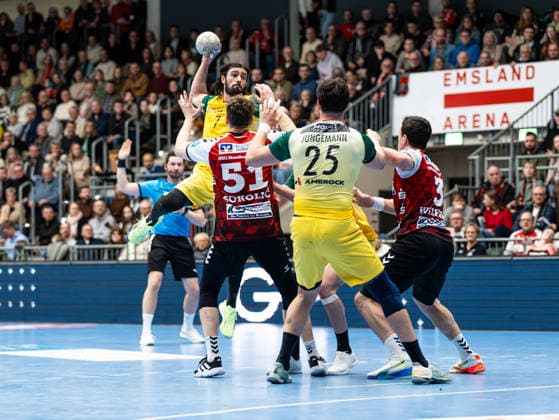 Pouya Norouzi (VfL Eintracht Hagen, 07) beim Torwurf gegen Luka Sokolic (HSG Nordhorn Lingen, 51) und Christian Wilhelm (HSG Nordhorn Lingen, 03) HSG Nordhorn Lingen vs. VfL Eintracht Hagen, Handball, 2. Bundesliga, 19. Spieltag, Saison 2025 2026, 15.02.2026 HSG Nordhorn Lingen vs. VfL Eintracht Hagen, Handball, 2. Bundesliga, 19. Spieltag, Saison 2025 2026, 15.02.2026 Lingen (Ems) Copyright: xEibner-Pressefoto DamianxKruczynx EP_DKI