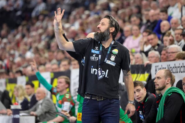 Trainer Bennet Wiegert (SC Magdeburg) gestikuliert, DAIKIN Handball Bundesliga, THW Kiel v SC Magdeburg, Wunderino Arena am 15. February 2026 in Kiel, Deutschland. (Foto von Marco Steinbrenner DeFodi Images) Trainer Bennet Wiegert (SC Magdeburg) gestures, DAIKIN Handball Bundesliga, THW Kiel v SC Magdeburg, Wunderino Arena, February 15, 2026 in Kiel, Germany. (Photo by Marco Steinbrenner DeFodi Images) -