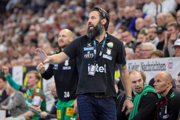 Trainer Bennet Wiegert (SC Magdeburg) gestikuliert, DAIKIN Handball Bundesliga, THW Kiel v SC Magdeburg, Wunderino Arena am 15. February 2026 in Kiel, Deutschland. (Foto von Marco Steinbrenner DeFodi Images) Trainer Bennet Wiegert (SC Magdeburg) gestures, DAIKIN Handball Bundesliga, THW Kiel v SC Magdeburg, Wunderino Arena, February 15, 2026 in Kiel, Germany. (Photo by Marco Steinbrenner DeFodi Images) -