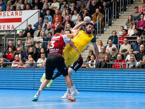 Pouya Norouzi (VfL Eintracht Hagen, 07) beim Torwurf gegen Christian Wilhelm (HSG Nordhorn Lingen, 03) HSG Nordhorn Lingen vs. VfL Eintracht Hagen, Handball, 2. Bundesliga, 19. Spieltag, Saison 2025 2026, 15.02.2026 HSG Nordhorn Lingen vs. VfL Eintracht Hagen, Handball, 2. Bundesliga, 19. Spieltag, Saison 2025 2026, 15.02.2026 Lingen (Ems) Copyright: xEibner-Pressefoto DamianxKruczynx EP_DKI