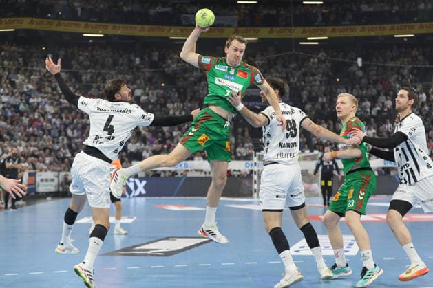15.02.2026, xgox, Handball - Daikin HBL THW Kiel - SC Magdeburg emspor, v.l. Domagoj Duvnjak (Kiel, 4), Felix Claar (Magdeburg, 7), Veron Nacinovic (Kiel, 93) Zweikampf, Duell, Kampf, tackle Kiel