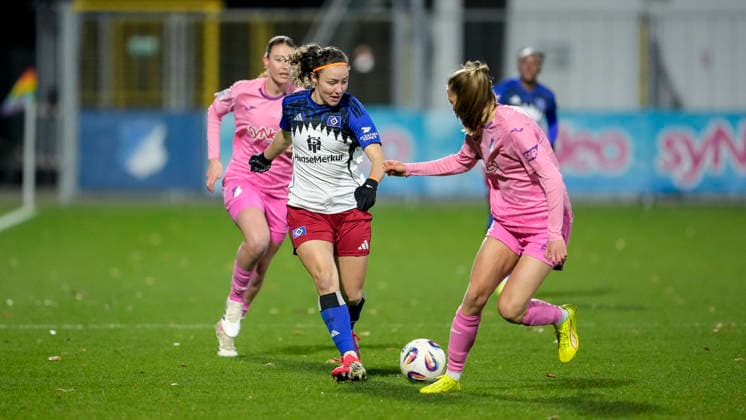v.li.: Lisa Doorn (TSG, 14), Melanie Brunnthaler (HSV, 11), Lisann Kaut (TSG, 4), Zweikampf, Spielszene, Duell, duel, tackle, tackling, Dynamik, Action, Aktion, 15.02.2026, Sinsheim (Hoffenheim) (Deutschland), Fussball, Google Pixel Frauen-Bundesliga, TSG 1899 Hoffenheim - Hamburger SV, DFB DFL REGULATIONS PROHIBIT ANY USE OF PHOTOGRAPHS AS IMAGE SEQUENCES AND OR QUASI-VIDEO.