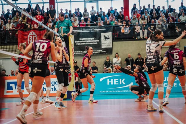 Volleyball Frauen Saison 2025 2026 Volleyball Bundesliga ETV Hamburger Volksbank Volleys vs. Schwarz-Weiß Erfurt 15.02.2026 Erfurt jubelt nach dem Sieg v.l. Kinga Szücs ( 10, Schwarz-Weiß Erfurt), Elizabeth Sandbothe ( 2, Schwarz-Weiß Erfurt), Isabel Kovacic ( 11, Schwarz-Weiß Erfurt), Alianza Darley ( 14, Schwarz-Weiß Erfurt), Mia Anna Stauß ( 55, Schwarz-Weiß Erfurt) und Emilie Respaut ( 5, Schwarz-Weiß Erfurt) Hamburg Sporthalle Hoheluft Hamburg Deutschland