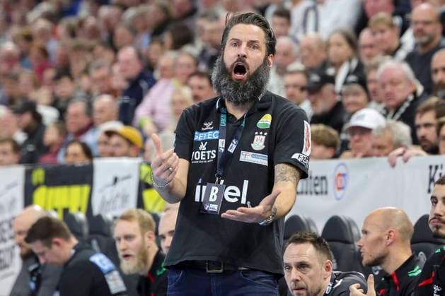 Trainer Bennet Wiegert (SC Magdeburg) schaut enttaeuscht, DAIKIN Handball Bundesliga, THW Kiel v SC Magdeburg, Wunderino Arena am 15. February 2026 in Kiel, Deutschland. (Foto von Marco Steinbrenner DeFodi Images) Trainer Bennet Wiegert (SC Magdeburg) looks dejected, DAIKIN Handball Bundesliga, THW Kiel v SC Magdeburg, Wunderino Arena, February 15, 2026 in Kiel, Germany. (Photo by Marco Steinbrenner DeFodi Images) -