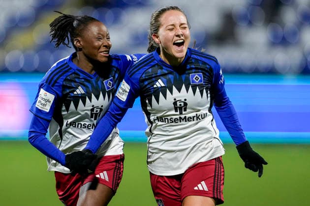 v.li.: Magou Doucoure (HSV, 2), Torschützin Camilla Linberg (HSV, 47), Spielerinnen vom Hamburger SV (HSV), jubeln über das Tor zum 0:1, Jubel, Torjubel, Torerfolg, celebrate the goal, goal, celebration, jubelt ueber das Tor, Freuen, Freude, freut sich, optimistisch, positiv, Spielszene, Highlight, Action, Aktion, 15.02.2026, Sinsheim (Hoffenheim) (Deutschland), Fussball, Google Pixel Frauen-Bundesliga, TSG 1899 Hoffenheim - Hamburger SV, DFB DFL REGULATIONS PROHIBIT ANY USE OF PHOTOGRAPHS AS IMAGE SEQUENCES AND OR QUASI-VIDEO.