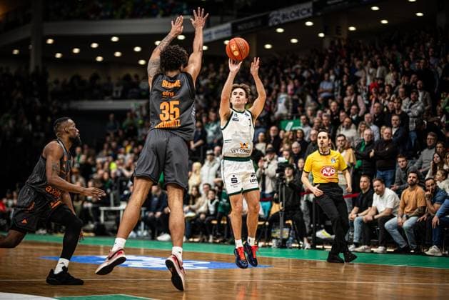 Steven Ashworth(Gladiators Trier) im Zweikampf mit John Newman III (Chemnitz 99er) und Roman Bedime (Chemnitz 99er), Vet Concept Gladiators Trier vs Chemnitz 99ers, Basketball, easyCredit BBL, 20. Spieltag, Saison 2025 2026, 15.02.2026 Vet Concept Gladiators Trier vs Chemnitz 99ers, Basketball, easyCredit BBL, 20. Spieltag, Saison 2025 2026, 15.02.2026 Copyright: xEibner-Pressefoto AlexanderxNeisx EP_ANS