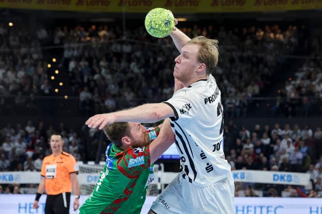Albin Lagergren (SC Magdeburg) und Eric Johansson (THW Kiel) kaempfen um den Ball, DAIKIN Handball Bundesliga, THW Kiel v SC Magdeburg, Wunderino Arena am 15. February 2026 in Kiel, Deutschland. (Foto von Marco Steinbrenner DeFodi Images) Albin Lagergren (SC Magdeburg) und Eric Johansson (THW Kiel) battle for the ball, DAIKIN Handball Bundesliga, THW Kiel v SC Magdeburg, Wunderino Arena, February 15, 2026 in Kiel, Germany. (Photo by Marco Steinbrenner DeFodi Images) -