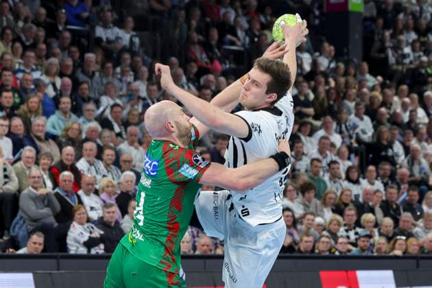Oscar Bergendahl (SC Magdeburg) und Nikola Bilyk (THW Kiel) kaempfen um den Ball, DAIKIN Handball Bundesliga, THW Kiel v SC Magdeburg, Wunderino Arena am 15. February 2026 in Kiel, Deutschland. (Foto von Marco Steinbrenner DeFodi Images) Oscar Bergendahl (SC Magdeburg) und Nikola Bilyk (THW Kiel) battle for the ball, DAIKIN Handball Bundesliga, THW Kiel v SC Magdeburg, Wunderino Arena, February 15, 2026 in Kiel, Germany. (Photo by Marco Steinbrenner DeFodi Images) -