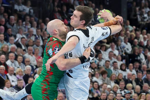 Oscar Bergendahl (SC Magdeburg) und Nikola Bilyk (THW Kiel) kaempfen um den Ball, DAIKIN Handball Bundesliga, THW Kiel v SC Magdeburg, Wunderino Arena am 15. February 2026 in Kiel, Deutschland. (Foto von Marco Steinbrenner DeFodi Images) Oscar Bergendahl (SC Magdeburg) und Nikola Bilyk (THW Kiel) battle for the ball, DAIKIN Handball Bundesliga, THW Kiel v SC Magdeburg, Wunderino Arena, February 15, 2026 in Kiel, Germany. (Photo by Marco Steinbrenner DeFodi Images) -
