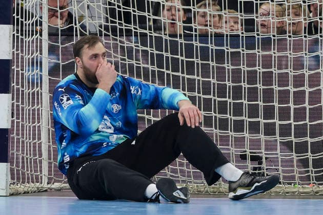 Torhueter Andreas Wolff (THW Kiel) fasst sich nach einem Wurf in das Gesicht an die Nase und geht danach auf die Bank, DAIKIN Handball Bundesliga, THW Kiel v SC Magdeburg, Wunderino Arena am 15. February 2026 in Kiel, Deutschland. (Foto von Marco Steinbrenner DeFodi Images) Torhueter Andreas Wolff (THW Kiel) touches his nose after being hit in the face and then goes to the bench, DAIKIN Handball Bundesliga, THW Kiel v SC Magdeburg, Wunderino Arena, February 15, 2026 in Kiel, Germany. (Photo by Marco Steinbrenner DeFodi Images) -