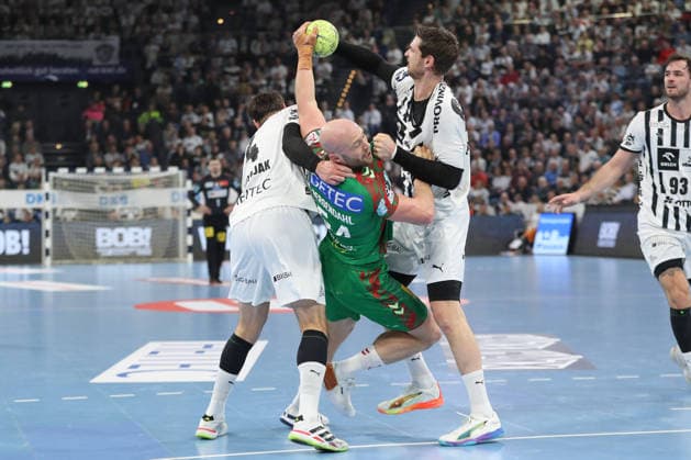 15.02.2026, xgox, Handball - Daikin HBL THW Kiel - SC Magdeburg emspor, v.l. Domagoj Duvnjak (Kiel, 4), Oscar Bergendahl (Magdeburg, 54), Hendrik Pekeler (Kiel, 61) Zweikampf, Duell, Kampf, tackle Kiel