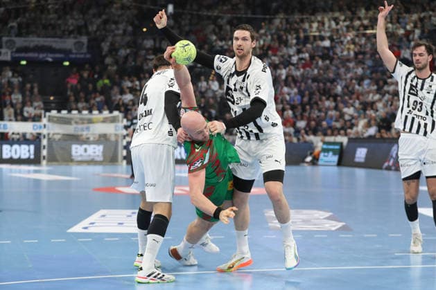 15.02.2026, xgox, Handball - Daikin HBL THW Kiel - SC Magdeburg emspor, v.l. Domagoj Duvnjak (Kiel, 4), Oscar Bergendahl (Magdeburg, 54), Hendrik Pekeler (Kiel, 61) Zweikampf, Duell, Kampf, tackle Kiel
