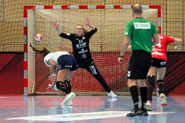 Gabriella Toeth (Motherson Mosonmagyarovari KC, 96), im 7m gegen Laura Kuske (Thueringer HC, 11) GER, Thueringer HC gegen Motherson Mosonmagyarovari KC , Handball, EHF European League Women, Gruppen Phase , Saison 2025 2026, 15.02.2026 GER, Thueringer HC gegen Motherson Mosonmagyarovari KC , Handball, EHF European League Women, Gruppen Phase , Saison 2025 2026, 15.02.2026 Bad Langensalza Copyright: xEibner-Pressefoto MartinxHerbstx EP_MHT