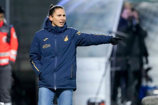 Eva-Maria Virsinger (Cheftrainerin, Trainerin, TSG), gibt Anweisungen, gestikuliert, mit den Armen gestikulieren, Einzelbild, Einzelfoto, Aktion, Action, 15.02.2026, Sinsheim (Hoffenheim) (Deutschland), Fussball, Google Pixel Frauen-Bundesliga, TSG 1899 Hoffenheim - Hamburger SV, DFB DFL REGULATIONS PROHIBIT ANY USE OF PHOTOGRAPHS AS IMAGE SEQUENCES AND OR QUASI-VIDEO.