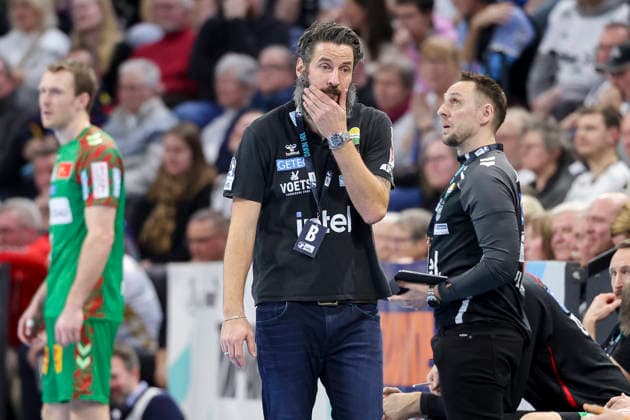 Trainer Bennet Wiegert (SC Magdeburg) schaut enttaeuscht, DAIKIN Handball Bundesliga, THW Kiel v SC Magdeburg, Wunderino Arena am 15. February 2026 in Kiel, Deutschland. (Foto von Marco Steinbrenner DeFodi Images) Trainer Bennet Wiegert (SC Magdeburg) looks dejected, DAIKIN Handball Bundesliga, THW Kiel v SC Magdeburg, Wunderino Arena, February 15, 2026 in Kiel, Germany. (Photo by Marco Steinbrenner DeFodi Images) -