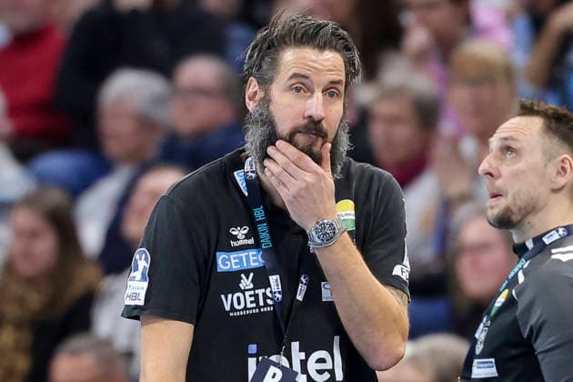 Trainer Bennet Wiegert (SC Magdeburg) schaut enttaeuscht, DAIKIN Handball Bundesliga, THW Kiel v SC Magdeburg, Wunderino Arena am 15. February 2026 in Kiel, Deutschland. (Foto von Marco Steinbrenner DeFodi Images) Trainer Bennet Wiegert (SC Magdeburg) looks dejected, DAIKIN Handball Bundesliga, THW Kiel v SC Magdeburg, Wunderino Arena, February 15, 2026 in Kiel, Germany. (Photo by Marco Steinbrenner DeFodi Images) -