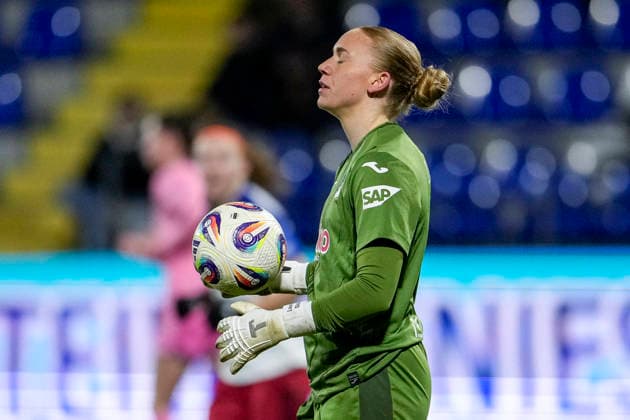 Laura Johanna Dick (Torwart, Torhüterin, TSG, 1), Spielerinnen der TSG 1899 Hoffenheim, Einzelbild, Einzelfoto, Aktion, Action, enttäuscht schauend, Enttäuschung, Frustration, disappointed, pessimistisch, 15.02.2026, Sinsheim (Hoffenheim) (Deutschland), Fussball, Google Pixel Frauen-Bundesliga, TSG 1899 Hoffenheim - Hamburger SV, DFB DFL REGULATIONS PROHIBIT ANY USE OF PHOTOGRAPHS AS IMAGE SEQUENCES AND OR QUASI-VIDEO.
