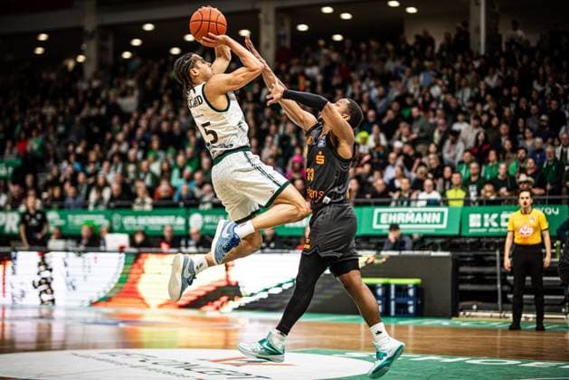 Jordan Roland (Gladiators Trier) im Zweikampf mit Eric Washington (Chemnitz 99er), Vet Concept Gladiators Trier vs Chemnitz 99ers, Basketball, easyCredit BBL, 20. Spieltag, Saison 2025 2026, 15.02.2026 Vet Concept Gladiators Trier vs Chemnitz 99ers, Basketball, easyCredit BBL, 20. Spieltag, Saison 2025 2026, 15.02.2026 Copyright: xEibner-Pressefoto AlexanderxNeisx EP_ANS