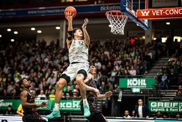 Nolan Adekunle (Gladiators Trier) im Zweikampf mit Eric Washington (Chemnitz 99er) und Yordan Minchev (Chemnitz 99er), Vet Concept Gladiators Trier vs Chemnitz 99ers, Basketball, easyCredit BBL, 20. Spieltag, Saison 2025 2026, 15.02.2026 Vet Concept Gladiators Trier vs Chemnitz 99ers, Basketball, easyCredit BBL, 20. Spieltag, Saison 2025 2026, 15.02.2026 Copyright: xEibner-Pressefoto AlexanderxNeisx EP_ANS