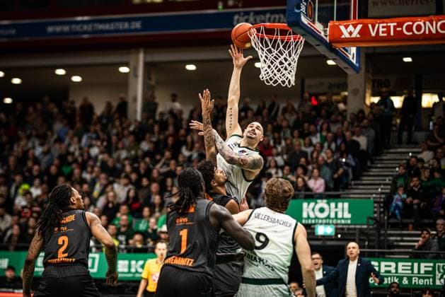 Maik Zirbes (Gladiators Trier) trifft gegen Nike Sibande (Chemnitz 99er), Aher Uguak (Chemnitz 99er) und Roman Bedime (Chemnitz 99er), Vet Concept Gladiators Trier vs Chemnitz 99ers, Basketball, easyCredit BBL, 20. Spieltag, Saison 2025 2026, 15.02.2026 Vet Concept Gladiators Trier vs Chemnitz 99ers, Basketball, easyCredit BBL, 20. Spieltag, Saison 2025 2026, 15.02.2026 Copyright: xEibner-Pressefoto AlexanderxNeisx EP_ANS