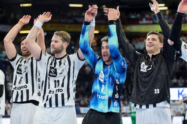Harald Reinkind (THW Kiel), Petter Overby (THW Kiel), Torhueter Gonzalo Perez De Vargas (THW Kiel) und Rune Dahmke (THW Kiel) jubeln, DAIKIN Handball Bundesliga, THW Kiel v SC Magdeburg, Wunderino Arena am 15. February 2026 in Kiel, Deutschland. (Foto von Marco Steinbrenner DeFodi Images) Harald Reinkind (THW Kiel), Petter Overby (THW Kiel), Torhueter Gonzalo Perez De Vargas (THW Kiel) und Rune Dahmke (THW Kiel) cheer, DAIKIN Handball Bundesliga, THW Kiel v SC Magdeburg, Wunderino Arena, February 15, 2026 in Kiel, Germany. (Photo by Marco Steinbrenner DeFodi Images) -