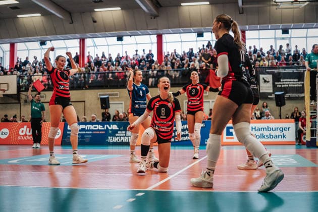 Volleyball Frauen Saison 2025 2026 Volleyball Bundesliga ETV Hamburger Volksbank Volleys vs. Schwarz-Weiß Erfurt 15.02.2026 ETV jubelt, v.l. Leonie Körtzinger ( 7, ETV Hamburger Volksbank Volleys), Sarah Stiriz ( 4, ETV Hamburger Volksbank Volleys), Zoe Konjer ( 8, ETV Hamburger Volksbank Volleys), Lina Köster ( 3, ETV Hamburger Volksbank Volleys), Svea Frobel ( 11, ETV Hamburger Volksbank Volleys) und Anna Hartig ( 5, ETV Hamburger Volksbank Volleys) Hamburg Sporthalle Hoheluft Hamburg Deutschland