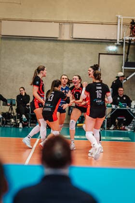 Volleyball Frauen Saison 2025 2026 Volleyball Bundesliga ETV Hamburger Volksbank Volleys vs. Schwarz-Weiß Erfurt 15.02.2026 ETV jubelt, v.l. Svea Frobel ( 11, ETV Hamburger Volksbank Volleys), Kathleen Weiß ( 13, ETV Hamburger Volksbank Volleys), Sarah Stiriz ( 4, ETV Hamburger Volksbank Volleys), Leonie Körtzinger ( 7, ETV Hamburger Volksbank Volleys), Celina Kleemann ( 10, ETV Hamburger Volksbank Volleys) und Lilly Faroß ( 16, ETV Hamburger Volksbank Volleys) Hamburg Sporthalle Hoheluft Hamburg Deutschland