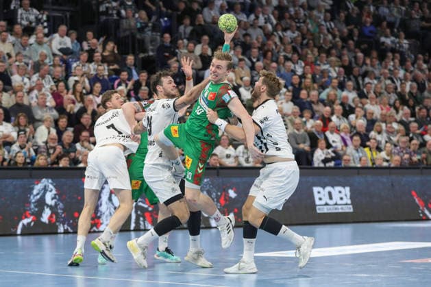 15.02.2026, xgox, Handball - Daikin HBL THW Kiel - SC Magdeburg emspor, v.l. Veron Nacinovic (Kiel, 93),Gisli Thorgeir Kristjansson (Magdeburg, 10), Magnus Landin Jacobsen (Kiel, 7) Zweikampf, Duell, Kampf, tackle Kiel