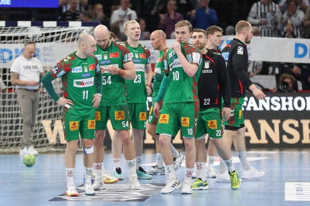 15.02.2026, xgox, Handball - Daikin HBL THW Kiel - SC Magdeburg emspor, v.l. Daniel Pettersson (Magdeburg, 11), Oscar Bergendahl (Magdeburg, 54), Gisli Thorgeir Kristjansson (Magdeburg, 10) enttaeuscht, schaut enttaeuscht, niedergeschlagen, disappointed Kiel